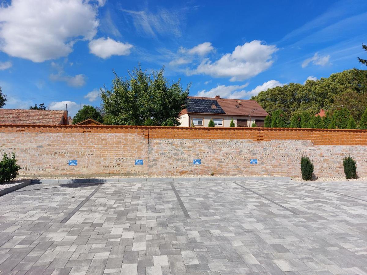 Linden Apartman 107 Glamour (Adults Only) Mosonmagyaróvár エクステリア 写真